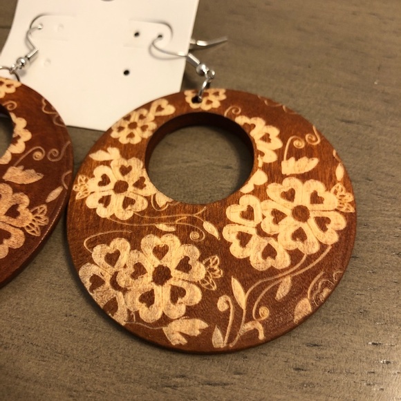 Floral Wooden Brown and Tan Circular Fashion Jewelry Earrings - Picture 2 of 8